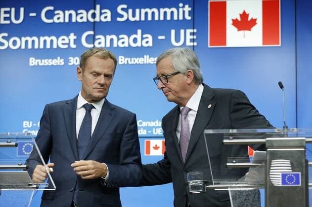 EU und Kanada besiegeln CETA (161030) -- BRUSSELS, Oct. 30, 2016 -- European Council President Donald Tusk (L) and European Commission President Jean-Claude Juncker talk during a press conference after the EU-Canada Summit in Brussels, Belgium, Oct. 30, 2016. The European Union (EU) and Canada signed the Comprehensive Economic and Trade Agreement, or CETA, on Sunday in the wake of a weeks-long Belgian drama. )(nxl) BELGIUM-BRUSSELS-EU-CANADA-SUMMIT-CETA YexPingfan 