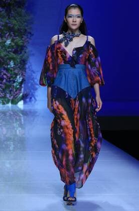 (161031) -- BEIJING, Oct. 30, 2016 -- A model presents a creation of the brand D nim during the China Fashion Week in Beijing, capital of China, Oct. 30, 2016. ) (wf) CHINA-BEIJING-FASHION WEEK (CN) LixMingFang 