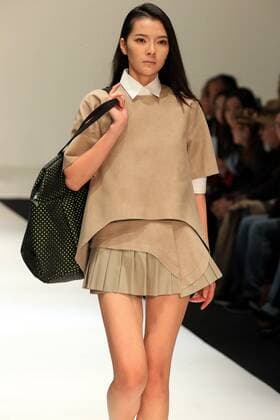 (161031) -- BEIJING, Oct. 30, 2016 -- A model presents a handbag creation by designer Liu Shengyi during the China Fashion Week in Beijing, capital of China, Oct. 30, 2016. ) (wf) CHINA-BEIJING-FASHION WEEK (CN) LixMingFang 