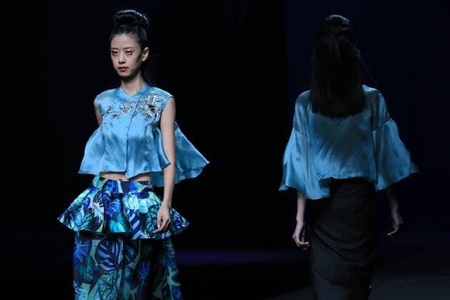 (161031) -- BEIJING, Oct. 31, 2016 -- A model presents a creation on the fashion show of the Hometown of Gambiered caton Gauze by Hui Jin during the China Fashion Week Spring Summer 2017 in Beijing, capital of China, Oct. 31, 2016. ) (wx) CHINA-BEIJING-FASHION WEEK-HUI JIN (CN) LixMingfang 