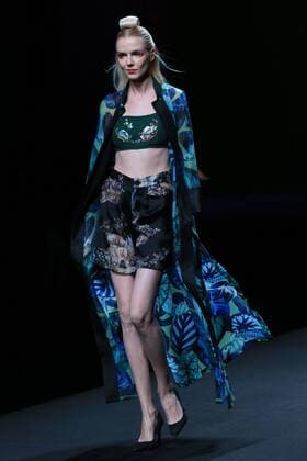 (161031) -- BEIJING, Oct. 31, 2016 -- A model presents a creation on the fashion show of the Hometown of Gambiered caton Gauze by Hui Jin during the China Fashion Week Spring Summer 2017 in Beijing, capital of China, Oct. 31, 2016. ) (wx) CHINA-BEIJING-FASHION WEEK-HUI JIN (CN) LixMingfang 
