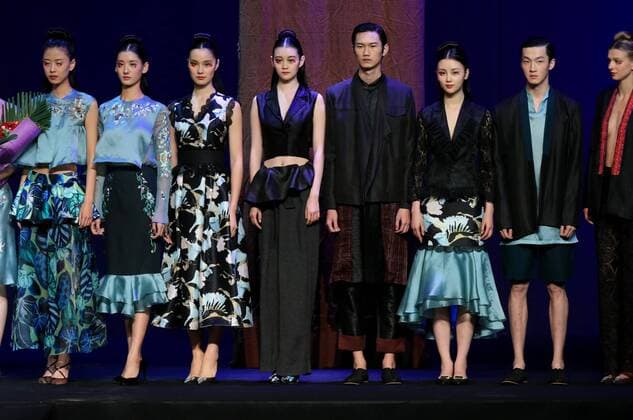 (161031) -- BEIJING, Oct. 31, 2016 -- Models present creations on the fashion show of the Hometown of Gambiered caton Gauze by Hui Jin during the China Fashion Week Spring Summer 2017 in Beijing, capital of China, Oct. 31, 2016. ) (wx) CHINA-BEIJING-FASHION WEEK-HUI JIN (CN) LixMingfang 