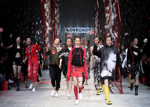 (161031) -- BEIJING, Oct. 31, 2016 -- Models present creations on the fashion show of ILOVECHOC 2017 S S collection during the China Fashion Week in Beijing, capital of China, Oct. 31, 2016. ) (wyo) CHINA-BEIJING-FASHION WEEK (CN) ChenxJianli 