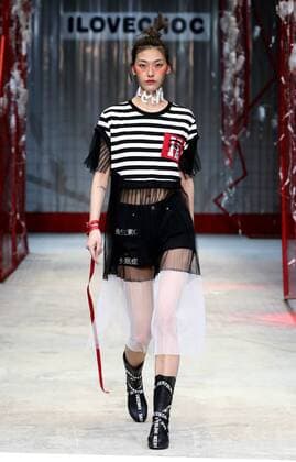 (161031) -- BEIJING, Oct. 31, 2016 -- A model presents a creation on the fashion show of ILOVECHOC 2017 S S collection during the China Fashion Week in Beijing, capital of China, Oct. 31, 2016. ) (wyo) CHINA-BEIJING-FASHION WEEK (CN) ChenxJianli 