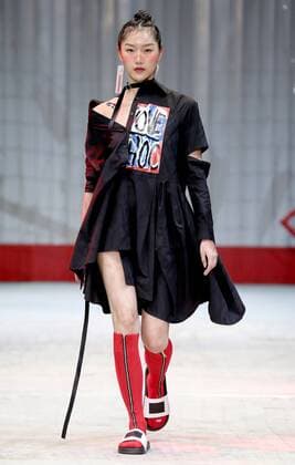 (161031) -- BEIJING, Oct. 31, 2016 -- A model presents a creation on the fashion show of ILOVECHOC 2017 S S collection during the China Fashion Week in Beijing, capital of China, Oct. 31, 2016. ) (wyo) CHINA-BEIJING-FASHION WEEK (CN) ChenxJianli 