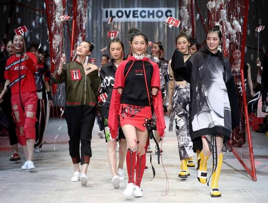 (161031) -- BEIJING, Oct. 31, 2016 -- Models present creations on the fashion show of ILOVECHOC 2017 S S collection during the China Fashion Week in Beijing, capital of China, Oct. 31, 2016. ) (wyo) CHINA-BEIJING-FASHION WEEK (CN) ChenxJianli 