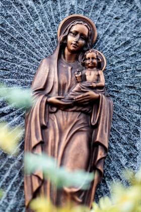Kaprun THEMENBILD - eine Marienstatue mit einem Jesus Kind auf einem Grabstein. Am 1. November, gedenken Katholiken aller Menschen, die in der Kirche als Heilige verehrt werden. Das Fest Allerseelen am darauf folgenden 2. November, ist dem Gedaechtnis aller Verstorbenen gewidmet, aufgenommen am 30.10.2016, Kaprun, Oesterreich a Mary statue with a baby Jesus on a grave stone, on All Saints Day 1st November, Catholics remember all people who are venerated as saints in the church. The festival Souls on the following second November is dedicated to the memory of all deceased, taken at the cemetery in Kaprun, Austria on 2016 10 30.  EP_fei  