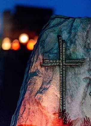 Kaprun THEMENBILD - ein Kreuz auf einem Grabstein. Am 1. November, gedenken Katholiken aller Menschen, die in der Kirche als Heilige verehrt werden. Das Fest Allerseelen am darauf folgenden 2. November, ist dem Gedaechtnis aller Verstorbenen gewidmet, aufgenommen am 30.10.2016, Kaprun, Oesterreich a cross on a grave stone, on All Saints Day 1st November, Catholics remember all people who are venerated as saints in the church. The festival Souls on the following second November is dedicated to the memory of all deceased, taken at the cemetery in Kaprun, Austria on 2016 10 30.  EP_fei  