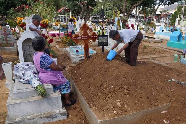 Mexiko feiert Tag der Toten October 31, 2016 - OAXACA, Oax. Einheimische bei der Grabpflege - Traditioneller Feiertag Dia de Muertos (Tag der Toten)  - ZUMAu78_ 20161031_zaf_u78_011