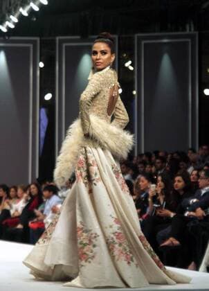 (161031) -- KARACHI, Oct. 31, 2016 -- A model presents a creation by designer Shehla Chatoor during the Fashion Pakistan Week (FPW) Winter Festive 2016, in southern Pakistani port city of Karachi on Oct. 31, 2016. ) PAKISTAN-KARACHI-FASHION WEEK Arshad 