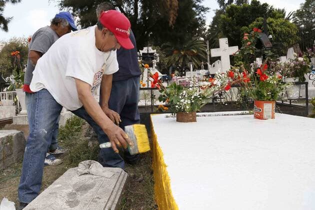 Mexiko feiert Tag der Toten October 31, 2016 - Mexico - EUM20161031NAC09.JPG.CIUDAD DE MEXICO Traditions Tradiciones-Dia de Muertos.- Familiares y amigos visitan a sus seres queridos en los panteones de la Ciudad de Mexico para realizar labores de limpieza y adornar las tumbas en el marco de la celebracion del Dia de Muertos, el lunes 31 de octubre de 2016. En la imagen, el Panteon de Aculco de la delegacion Iztapalapa.  - ZUMAu78_ 20161031_zaf_u78_032