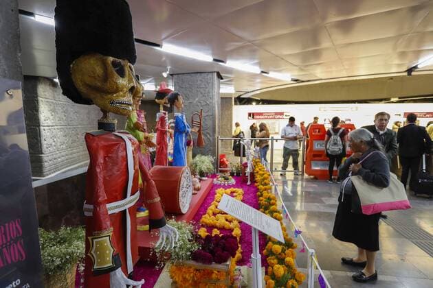 Mexiko feiert Tag der Toten October 31, 2016 - Mexico - EUM20161031NAC19.JPG.CIUDAD DE MEXICO.- Tradition Tradiciones-CDMX.- 31 de octubre de 2016. Aspecto de la ofrenda dedicada a Los Beatles que fue instalada en los pasillos de la Estacion del Metro Insurgentes, con motivo de la celebracion del Dia de Muertos.  - ZUMAu78_ 20161031_zaf_u78_046
