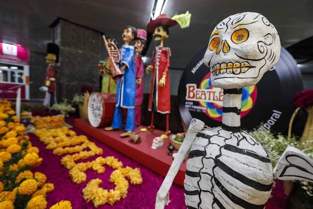 Bilder des Tages Mexiko feiert Tag der Toten October 31, 2016 - Mexico - EUM20161031NAC21.JPG.CIUDAD DE MEXICO.- Tradition Tradiciones-CDMX.- 31 de octubre de 2016. Aspecto de la ofrenda dedicada a Los Beatles que fue instalada en los pasillos de la Estacion del Metro Insurgentes, con motivo de la celebracion del Dia de Muertos.  - ZUMAu78_ 20161031_zaf_u78_048
