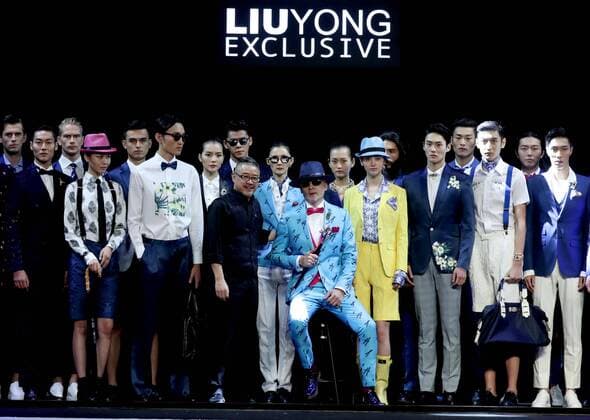 (161101) -- BEIJING, Nov. 1, 2016 -- Designer Liu Yong (4th L, front) salutes to audience with models during the China Fashion Week in Beijing, capital of China, Oct. 31, 2016. ) (zwx) CHINA-BEIJING-FASHION WEEK (CN) ChenxJianli 