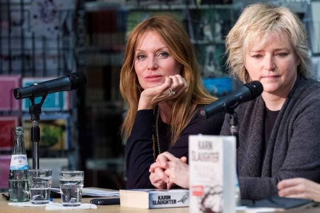 Esther Schweins, Karin Slaughter, bei der Buchpremiere bei der Mayersche mit dem Roman Blutige Fesseln am 31.10.2016 in Köln. Buchpremiere bei der Mayersche mit dem Roman Blutige Fesseln in Köln