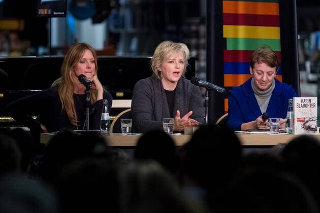 Esther Schweins, Karin Slaughter, Margarethe von Schwarzkopf bei der Buchpremiere bei der Mayersche mit dem Roman Blutige Fesseln am 31.10.2016 in Köln. Buchpremiere bei der Mayersche mit dem Roman Blutige Fesseln in Köln