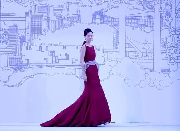 (161101) -- BEIJING, Nov. 1, 2016 -- A model presents a creation of designer Deng Zhaoping during the China Fashion Week in Beijing, capital of China, Nov. 1, 2016. ) (zyd) CHINA-BEIJING-FASHION WEEK (CN) ChenxJianli 