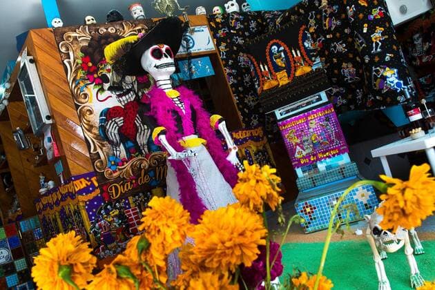 Tag der Toten in Mexiko November 1, 2016 - Mexico City, Mexico City, MX - Skulls and altars with ofrendas have been placed all over the City. The altar is one of the most unique ways Day of the Dead is celebrated. An altar is made in honor of the deceased and can be displayed at a gravesite, park or in the home. Offerings of food, beverages and prized possessions are displayed. The ofrenda and the altars are used to welcome the ancestors spirits into the home. Mexico City MX - ZUMAa136 20161101_zap_a136_003