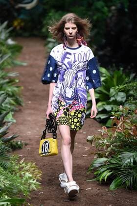 October 31, 2016 - Beijing, Beijing, China - Beijing,CHINA-October 31st 2016: (EDITORIAL USE ONLY. CHINA OUT) A model presents a creation from Fiona Chen Exclusive collection during China Fashion Week in Beijing on October 31st, 2016. Beijing China  - ZUMAs145 20161031_zaa_s145_224
