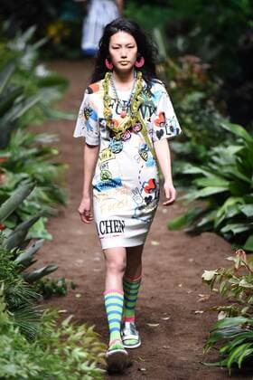 October 31, 2016 - Beijing, Beijing, China - Beijing,CHINA-October 31st 2016: (EDITORIAL USE ONLY. CHINA OUT) A model presents a creation from Fiona Chen Exclusive collection during China Fashion Week in Beijing on October 31st, 2016. Beijing China  - ZUMAs145 20161031_zaa_s145_234