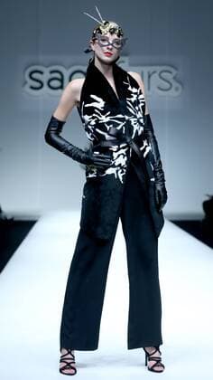 (161102) -- BEIJING, Nov. 2, 2016 -- A model presents a creation of Saga Furs during the China Fashion Week in Beijing, capital of China, Nov. 1, 2016. ) (zwx) CHINA-BEIJING-FASHION WEEK (CN) ChenxJianli 