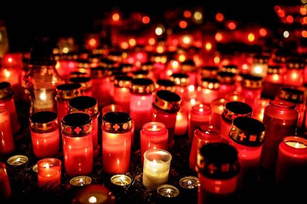 Graz THEMENBILD - Kerzen zu Allerheiligen am Zentralfriedhof in Graz. Am 1. November, gedenken Katholiken aller Menschen, die in der Kirche als Heilige verehrt werden. Das Fest Allerseelen am darauf folgenden 2. November, ist dem Gedaechtnis aller Verstorbenen gewidmet, aufgenommen am 30.10.2016, Kaprun, Oesterreich candles burning on graves on All Saints Day 1st November, Catholics remember all people who are venerated as saints in the church. The festival Souls on the following second November is dedicated to the memory of all deceased, taken at the cemetery in Kaprun, Austria on 2016 11 01.  EP_ies  