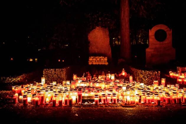 Graz THEMENBILD - Kerzen auf dem Grab des ehemaligen Oesterreichischen Formel 1 Fahrers Jochen Rindt zu Allerheiligen am Zentralfriedhof in Graz. Am 1. November, gedenken Katholiken aller Menschen, die in der Kirche als Heilige verehrt werden. Das Fest Allerseelen am darauf folgenden 2. November, ist dem Gedaechtnis aller Verstorbenen gewidmet, aufgenommen am 30.10.2016, Kaprun, Oesterreich candles burning on the grave of former Austrian Formula One driver Jochen Rindt on All Saints Day 1st November, Catholics remember all people who are venerated as saints in the church. The festival Souls on the following second November is dedicated to the memory of all deceased, taken at the cemetery in Kaprun, Austria on 2016 11 01.  EP_ies  