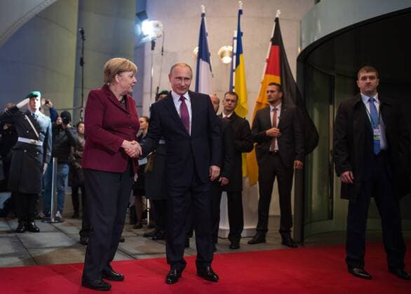 Bundeskanzlerin Angela MERKEL begruesst Wladimir PUTIN (RUS) Ankunft und Begruessung des russischen Praesidenten durch die Bundeskanzlerin beim Besuch der Regierungschefs aus der Ukraine, Russland und Frankreich zum Normandie-Treffen im Bundeskanzleramt in Berlin, Deutschland am 19.10.2016.