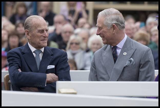. 27 10 2016. London, United Kingdom. Hm The Queen Visits Poundbury Dorset. Britain s Prince Philip, Duke of Edinburgh (L) and Prince Charles, Prince of Wales (R) listen to speeches before a statue of the Queen Elizabeth The Queen Mother was unveiled whilst on a visit to the town of Poundbury, southwest England, on October 27, 2016. The Queen and The Duke of Edinburgh, accompanied by The Prince of Wales and The Duchess of Cornwall, visited Poundbury. Poundbury is an experimental new town on the outskirts of Dorchester in southwest England designed by Leon Krier with traditional urban principles championed by The Prince of Wales and built on land owned by the Duchy of Cornwall.  xi-Images xPoolx IIM-13737-0010