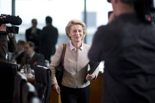 Ursula von der Leyen, Kabinett DEU, Deutschland, Germany, Berlin, 02.11.2016 Ursula von der Leyen, Bundesverteidigungsministerin, CDU, vor der Kabinettssitzung im Berliner Kanzleramt. Ursula von der Leyen, German Defence minister, CDU, during a cabinet meeting at the chancellor office in Berlin