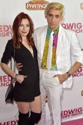 Max Landis mit Begleitung bei der Premiere des Kinofilms Hedwig and the Angry Inch im Hollywood Pantages Theatre. Los Angeles, 02.11.2016 Foto:xD.xStarbuckx xFuturexImage