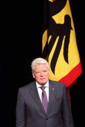 Joachim Gauck (Bundespraesident) vor der Standarte des Bundespraesidenten am 01.11.2016 in Berlin Joachim Gauck (Bundespraesident) vor der Standarte des Bundespraesidenten am 01.11.2016 in Berlin bei der Verleihung des Silbernen Lorbeerblattes an die Medaillengewinnerinnen und Medaillengewinner der XXXI. Olympischen und der XV. Paralympischen Sommerspiele in Rio de Janeiro 2016 xKATJPGx