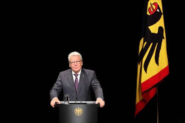 Joachim Gauck (Bundespraesident) vor der Standarte des Bundespraesidenten am 01.11.2016 in Berlin Joachim Gauck (Bundespraesident) vor der Standarte des Bundespraesidenten am 01.11.2016 in Berlin bei der Verleihung des Silbernen Lorbeerblattes an die Medaillengewinnerinnen und Medaillengewinner der XXXI. Olympischen und der XV. Paralympischen Sommerspiele in Rio de Janeiro 2016 xKATJPGx