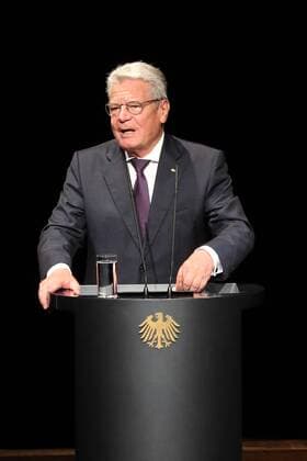 Joachim Gauck (Bundespraesident) am 01.11.2016 in Berlin Joachim Gauck (Bundespraesident) am 01.11.2016 in Berlin bei der Verleihung des Silbernen Lorbeerblattes an die Medaillengewinnerinnen und Medaillengewinner der XXXI. Olympischen und der XV. Paralympischen Sommerspiele in Rio de Janeiro 2016 xKATJPGx