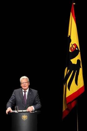 Joachim Gauck (Bundespraesident) vor der Standarte des Bundespraesidenten am 01.11.2016 in Berlin Joachim Gauck (Bundespraesident) vor der Standarte des Bundespraesidenten am 01.11.2016 in Berlin bei der Verleihung des Silbernen Lorbeerblattes an die Medaillengewinnerinnen und Medaillengewinner der XXXI. Olympischen und der XV. Paralympischen Sommerspiele in Rio de Janeiro 2016 xKATJPGx