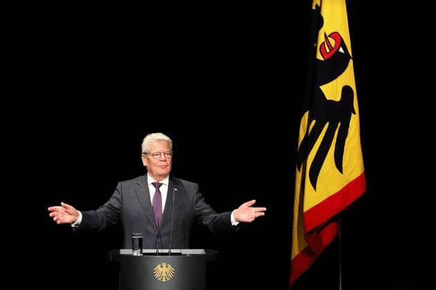 Joachim Gauck (Bundespraesident) vor der Standarte des Bundespraesidenten am 01.11.2016 in Berlin Joachim Gauck (Bundespraesident) vor der Standarte des Bundespraesidenten am 01.11.2016 in Berlin bei der Verleihung des Silbernen Lorbeerblattes an die Medaillengewinnerinnen und Medaillengewinner der XXXI. Olympischen und der XV. Paralympischen Sommerspiele in Rio de Janeiro 2016 xKATJPGx