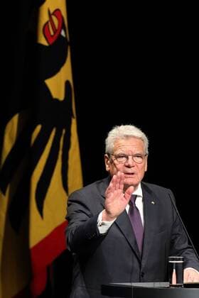 Joachim Gauck (Bundespraesident) vor der Standarte des Bundespraesidenten am 01.11.2016 in Berlin Joachim Gauck (Bundespraesident) vor der Standarte des Bundespraesidenten am 01.11.2016 in Berlin bei der Verleihung des Silbernen Lorbeerblattes an die Medaillengewinnerinnen und Medaillengewinner der XXXI. Olympischen und der XV. Paralympischen Sommerspiele in Rio de Janeiro 2016 xKATJPGx