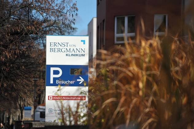 Hinweisschild auf die Kinder-Notaufnahme des Ernst von Bergmann-Klinikums in Potsdam. Ernst von Bergmann-Klinikum