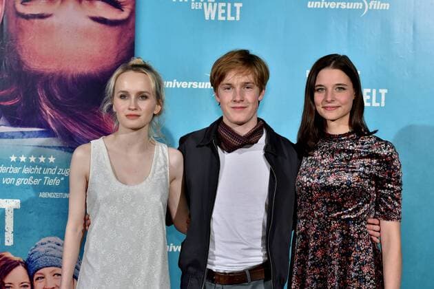 Die Schauspieler Ada Philine Stappenbeck, Louis Hofmann und Svenja Jung (l-r) posieren am 03.11.2016 in Köln bei der Premiere des Films Die Mitte der Welt