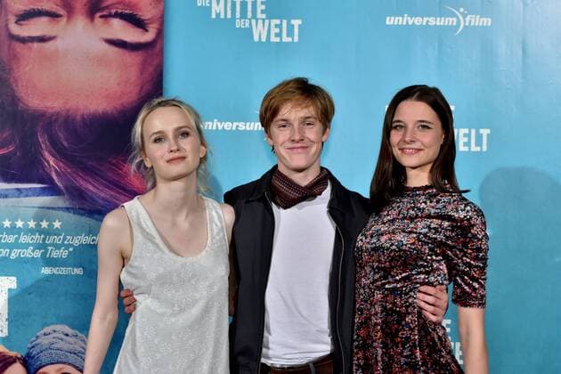 Die Schauspieler Ada Philine Stappenbeck, Louis Hofmann und Svenja Jung (l-r) posieren am 03.11.2016 in Köln bei der Premiere des Films Die Mitte der Welt