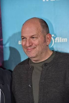 Der Romanautor Andreas Steinhöfel posiert am 03.11.2016 in Köln bei der Premiere des Films Die Mitte der Welt
