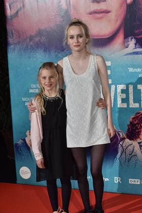 Die Schauspieler Sarah Führer, Ada Philine Stappenbeck (l-r), posieren am 03.11.2016 in Köln bei der Premiere des Films Die Mitte der Welt