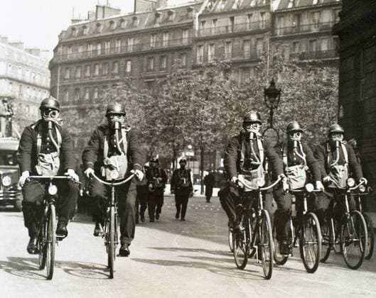 World War I (1914-1918). German air raid alert. French police officers patrolling the streets of Paris, carrying gas masks.  Copyright: xFredericoxTarresx xDanitaxDelimont EU09 PRI0037