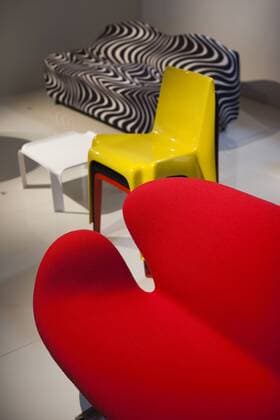 Designklassiker von Arne Jacobsen France, Paris, Museum of Decorative Art, exhibit of contemporary french furniture, Mobi Boom, Bofinger chair, 1965 by Helmut Batzner and Cygne chair by Arne Jacobsen, 1958  Copyright: xWalterxBibikowx xDanitaxDelimont EU09 WBI3290