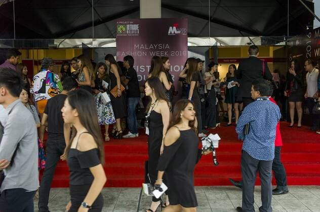 November 5, 2016 - Kuala Lumpur, MALAYSIA - The crowd is gathered in front of the entrance of Malaysia Fashion Week 2016 at Menara MATRADE on November 05, 2016 in Kuala Lumpur, Malaysia. Kuala Lumpur MALAYSIA - ZUMAj91_ 20161105_zap_j91_001
