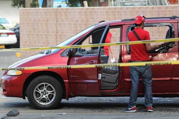 Bilder des Tages Angriff auf Mitarbeiter einer Menschenrechtsorganisation in Zapopan, Mexiko Scientific experts check the vehicle where a man has been attacked in Zapopan municipality, Jalisco state, Mexico, 06 November 2016. The victim, in his early fifties, was identified as a human rights inspector through an identification document issued by the Inter-American Commission on Human Rights with the name Javier Armando Sombrerero Beltran. The man is wounded in the chest as the authorities investigate the attack. Attack against a man who would be an employee of the Inter-American Commission on Human Rights !ACHTUNG: NUR REDAKTIONELLE NUTZUNG!  MEX21 20161107-636140842163846752