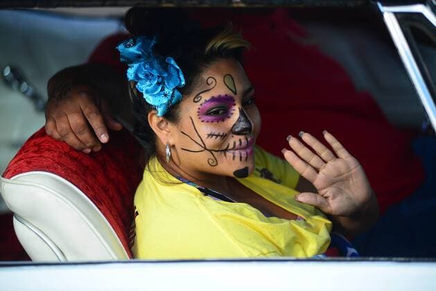 Dia de los Muertos: Tag der Toten in New Mexiko, USA November 6, 2016 - Albuquerque, NEW MEXICO, U.S. - 110616.Juanita Ramirez,<cq>, waves to parade goers watching along Isleta Blvd. during the 24th Annual Dia de los Muertos Marigold Parade.Photographed on Sunday November 6, 2016. . JOURNAL. Albuquerque U.S. - ZUMAab1_ 20161106_zaf_ab1_020