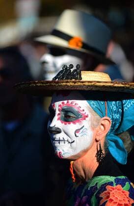 Dia de los Muertos: Tag der Toten in New Mexiko, USA November 6, 2016 - Albuquerque, NEW MEXICO, U.S. - 110616.Marianna Caluori,,cq>, and her son Jacob Baudhuin,<cq>,of Santa Fe, watch the 24th Annual Dia de los Muertos Marigold Parade.Photographed on Sunday November 6, 2016. . JOURNAL. Albuquerque U.S. - ZUMAab1_ 20161106_zaf_ab1_030