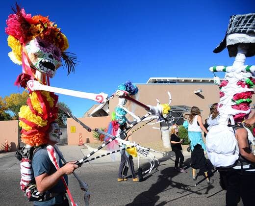 Dia de los Muertos: Tag der Toten in New Mexiko, USA November 6, 2016 - Albuquerque, NEW MEXICO, U.S. - 110616. Justin Trager,<cq>, operates a puppet during the 24th Annual Dia de los Muertos Marigold Parade.Photographed on Sunday November 6, 2016. . JOURNAL. Albuquerque U.S. - ZUMAab1_ 20161106_zaf_ab1_031