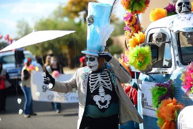 Dia de los Muertos: Tag der Toten in New Mexiko, USA November 6, 2016 - Albuquerque, NEW MEXICO, U.S. - 110616. Albert Torres,<cq>, wears a wig hat while walking along Isleta Blvd. during the 24th Annual Dia de los Muertos Marigold Parade.Photographed on Sunday November 6, 2016. . JOURNAL. Albuquerque U.S. - ZUMAab1_ 20161106_zaf_ab1_032